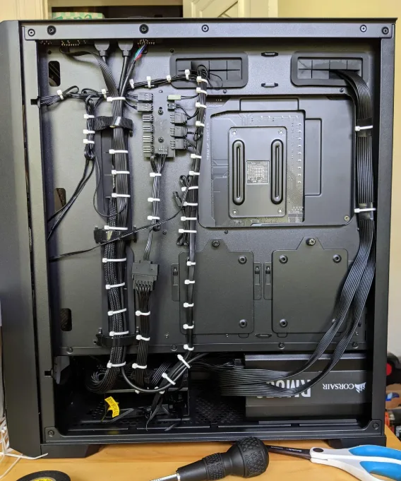Armado de PC con orden de cables impecable